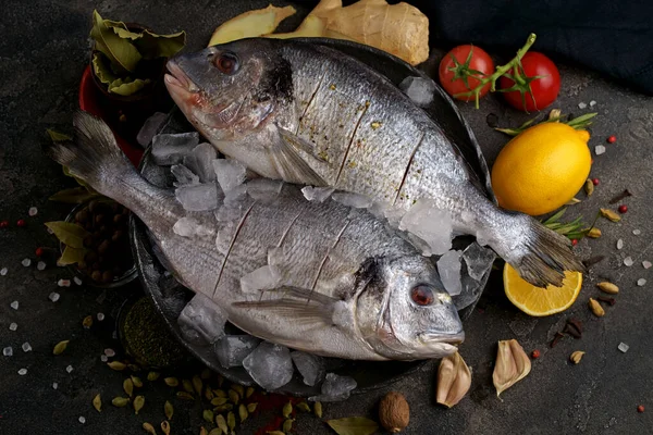 ローズマリー コショウ ライム オイルなどの食材や調味料で生の鯛のどら焼きを調理する準備ができて新鮮な — ストック写真