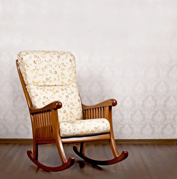 Hafif Bir Duvarının Yakınında Modern Sallanan Sandalye — Stok fotoğraf