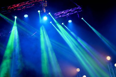 Konserde kalabalık - Parlak sahne ışıkları içinde tezahürat yapan kalabalık