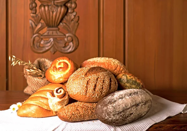 Frisches Brot Und Weizen Auf Dem Holz — Stockfoto