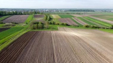 Kahverengi zemin, yüksek manzaralı. Pürüzlü kara manzarası. Toprağı bitkiler için hazırlıyorum. Tarımsal toprak üst görünümü.