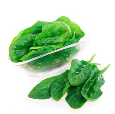 Beyaz arka planda izole edilmiş taze ıspanak. Yakın plan.