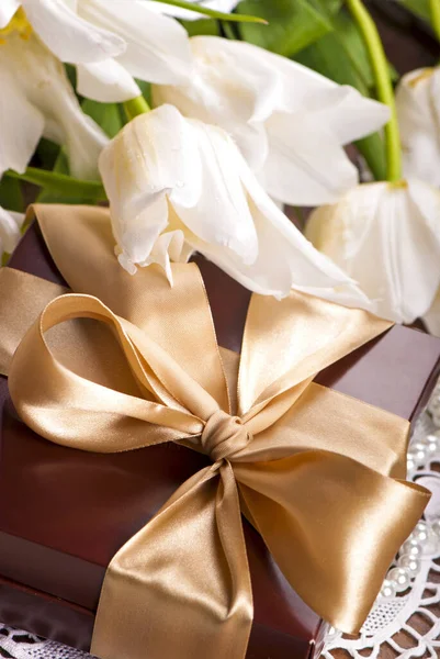 Elegante Geschenkschachtel Mit Gänseblümchen Nahaufnahme — Stockfoto