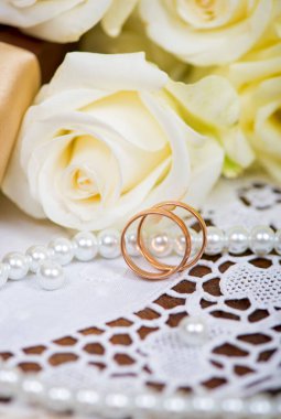 Tahtada yeşil yapraklı beyaz gül buketi