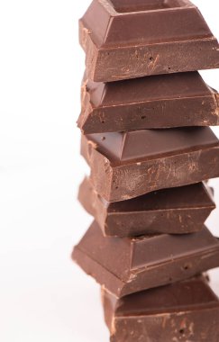 Beyaz üzerine izole edilmiş çikolata parçaları.
