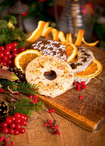 Décoration Noël Avec Biscuits Épices Sur Vieux Fond Bois — Photo