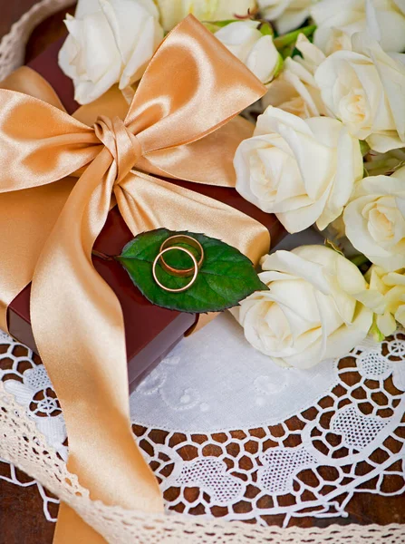 Bouquet White Rose Green Leaves Wooden — ストック写真