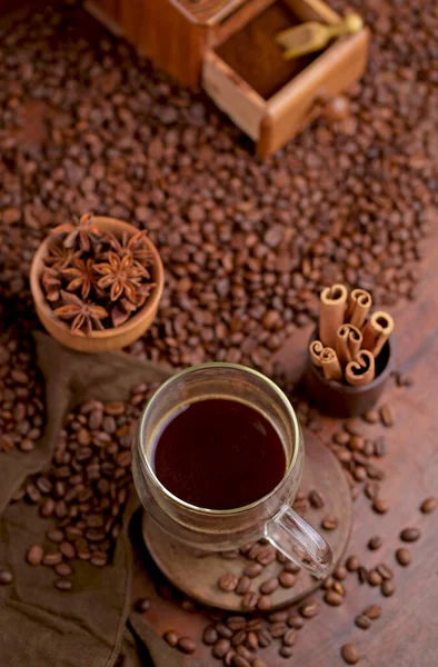 旧木桌上的热黑咖啡和咖啡豆 — 图库照片