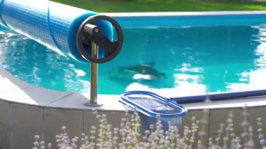 Su altı süpürgesiyle havuzun dibini temizlemek..