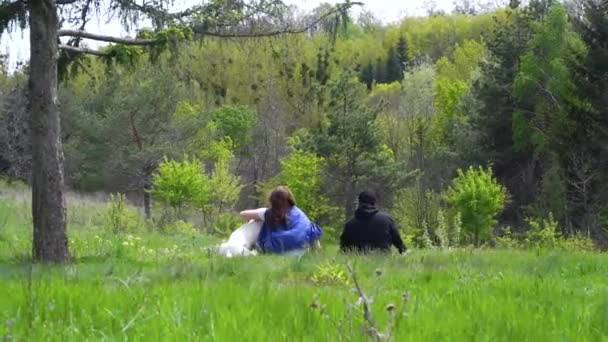 Homem Mulher Cão Sentam Floresta Outeiro — Vídeo de Stock