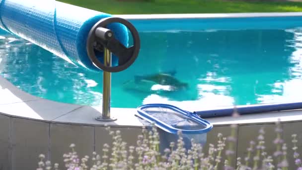 Reinigung Des Poolbodens Mit Einem Unterwasserstaubsauger — Stockvideo