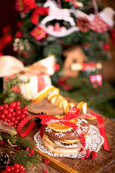 Décoration Noël Avec Biscuits Épices Sur Vieux Fond Bois — Photo