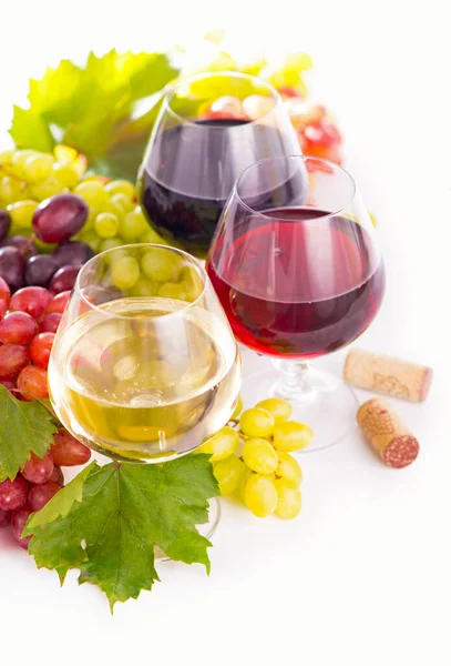 Bicchieri Vino Rosso Bianco Uva Matura Tavola — Foto Stock