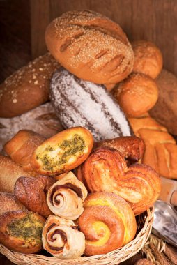 Tahtada taze ekmek ve buğday