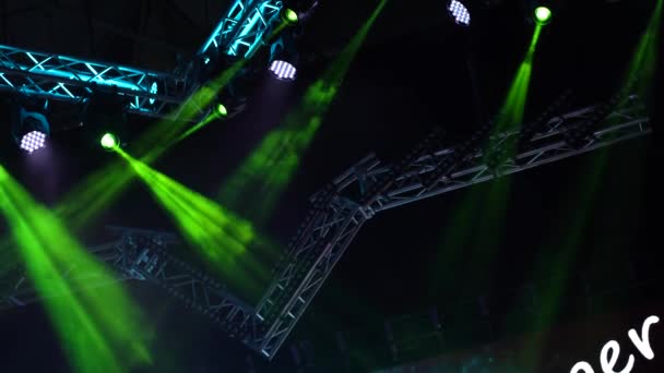 Wiele Reflektorów Oświetlających Scenę Koncercie Mgłą — Wideo stockowe
