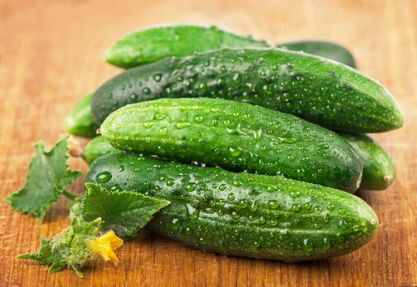 Tahtada Yeşil Yapraklı Taze Salatalıklar — Stok fotoğraf