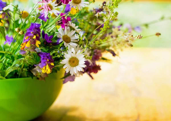 Ahşap Arka Plan Üzerinde Kır Çiçekleri Buketi — Stok fotoğraf