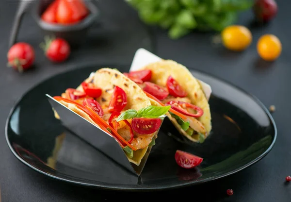 Würzige Tacos Mit Tomaten Und Fleisch Auf Dunklem Hintergrund — Stockfoto