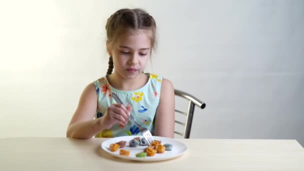 Klein Meisje Eet Kleurrijke Knoedels Coronavirus Quarantaine Concept Blijf Thuis — Stockvideo