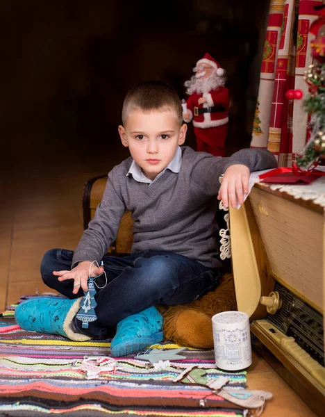 Yeni Yıl Noel Için Dekore Edilmiş Evin Içindeki Çocuk — Stok fotoğraf
