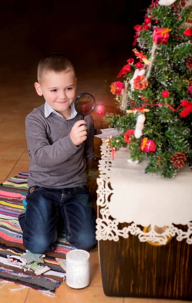 Chłopiec Wnętrzu Domu Urządzone Nowy Rok Boże Narodzenie — Zdjęcie stockowe