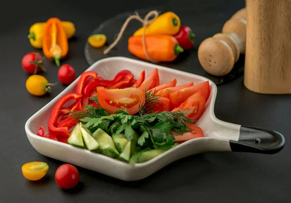 自助餐 切菜板上的混合蔬菜 — 图库照片