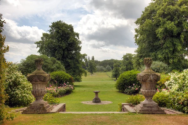 Výhled do zahrady anglického venkovského statku. — Stock fotografie