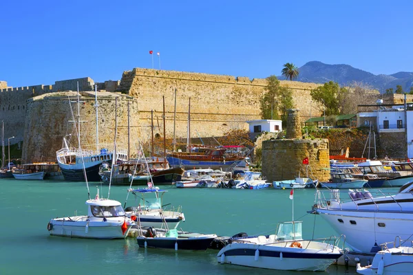 Vecchio porto e castello a Cipro . — Foto Stock