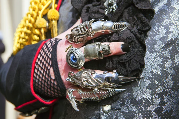 La mano del hombre con muchos anillos . — Foto de Stock