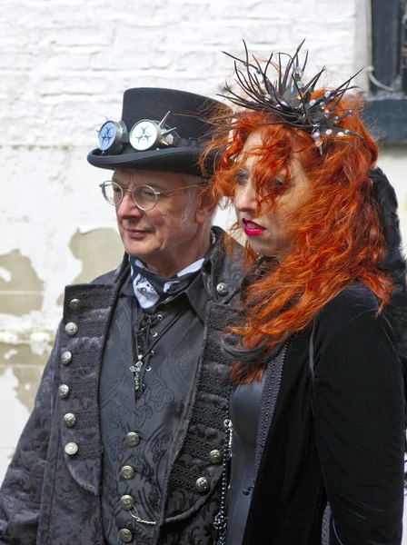 Senior mand with his daughter in Gothic attire. — Stock Photo, Image