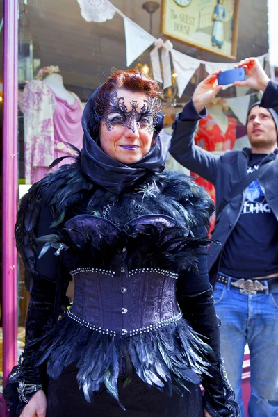 Whitby içinde fotoğraflandı edilmektedir maskeli goth kadınla sokak sahnesi. — Stok fotoğraf