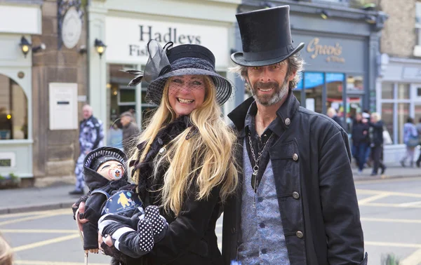 Attrayant couple Goths avec poupée bébé . — Photo