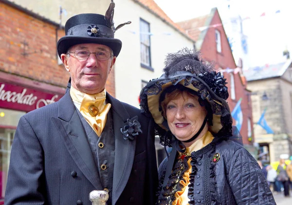 Elegante pareja de ancianos en traje vintage . —  Fotos de Stock