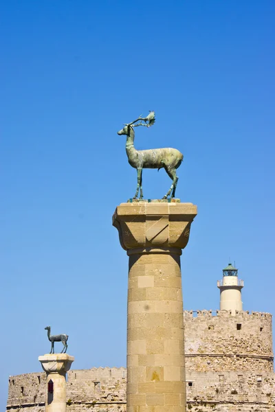 Rhodos Mandrakihamnen med ljus hus och symboliska rådjur statyer — Stockfoto