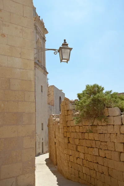 Old narrow street in Victoria on the island of Gozo, Malta. — Stock Photo, Image