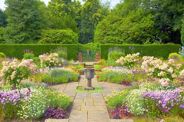 Formal English garden. — Stock Photo, Image