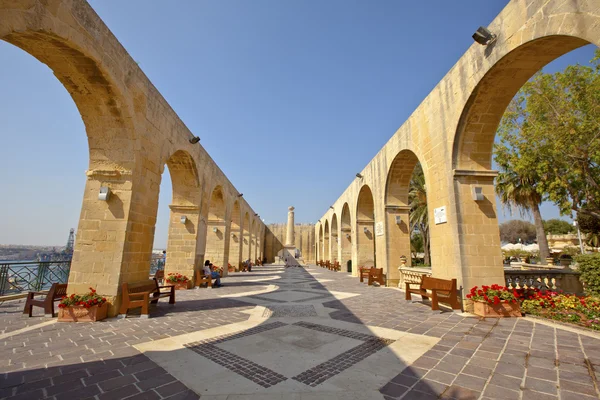 Arcos de los Jardines del Alto Barrakka en La Valeta, Malta . — Foto de Stock