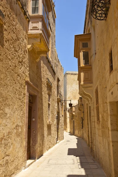 Narrow streets in the city of Mdina on the island of Malta. — Stock Photo, Image