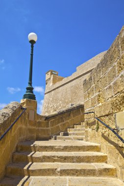 Victoria gozo, malta adasında eski dar sokak.