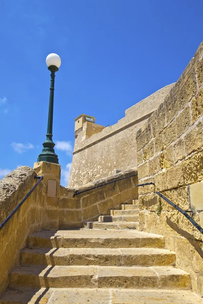 Victoria gozo, malta adasında eski dar sokak.