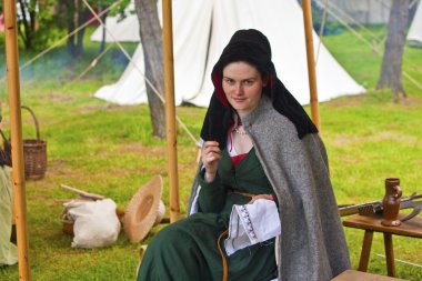 bir ortaçağ kostüm dikiş genç güzel kadın.