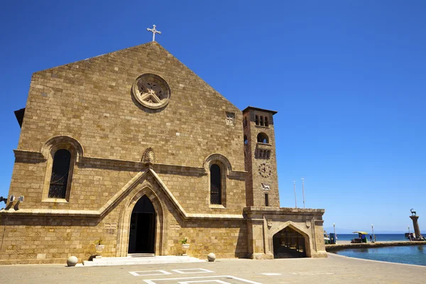 Grekiska kyrkan i Mandrakihamnen, Rhodos, Grekland. — Stockfoto