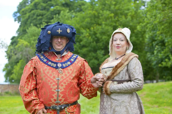 Rikt klädda man och kvinna i medeltida dräkt. — Stockfoto