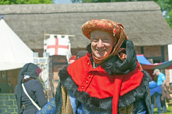 Человек в средневековом костюме . — стоковое фото