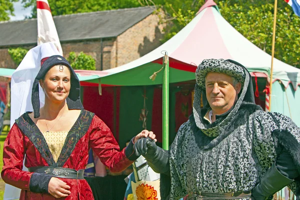 Uomo e giovane donna in costume medievale . — Foto Stock