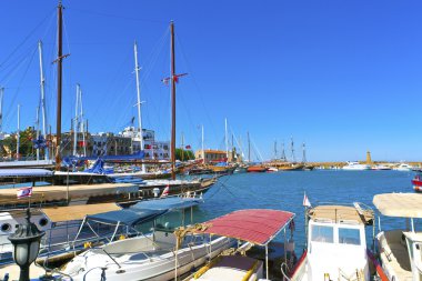 Girne, Kıbrıs'ın tarihi limanına.