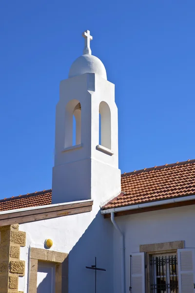 Tornet på st andrew's anglikanska kyrkan i kyrenia, Cypern. — Stockfoto