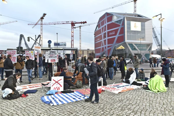 Protesters against rebuilding of an historic Palace in Berlin city centre. — Stock Photo, Image