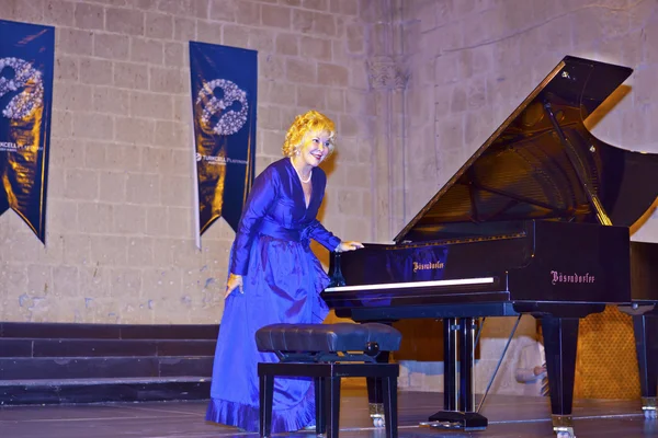 El mundialmente famoso pianista clásico Gulsin Onay en un concierto en la Abadía de Bellapais en el norte de Chipre . — Foto de Stock