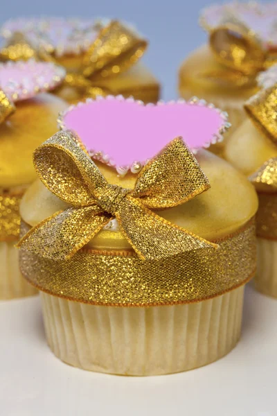 Rózsaszín és arany cupcakes. — Stock Fotó